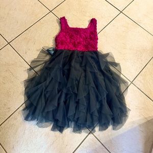 This is a really cute girls dress. The tag is cut out however is an 8-10 size.
